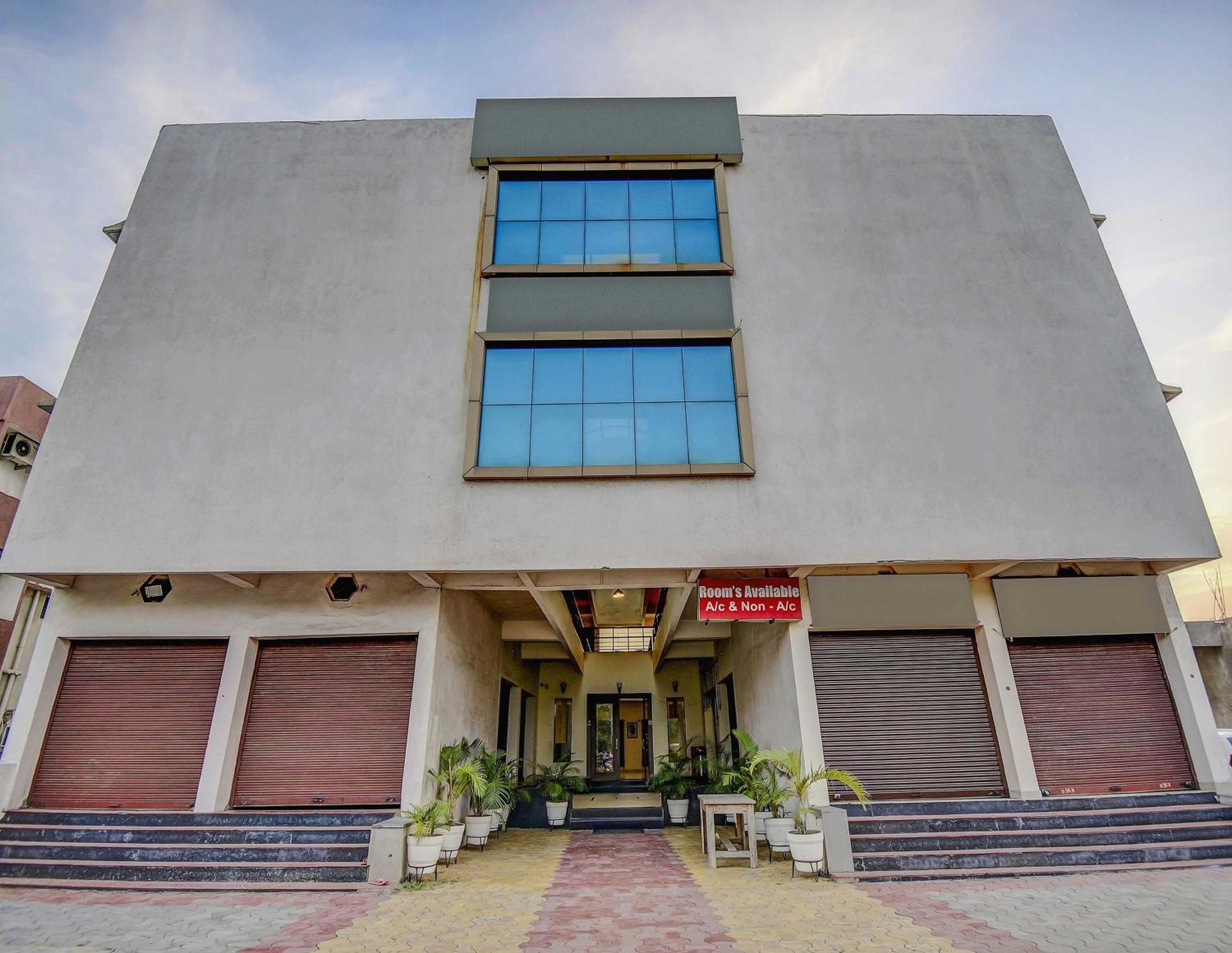 Hotel O Plus Corporate One Khapa  外观 照片