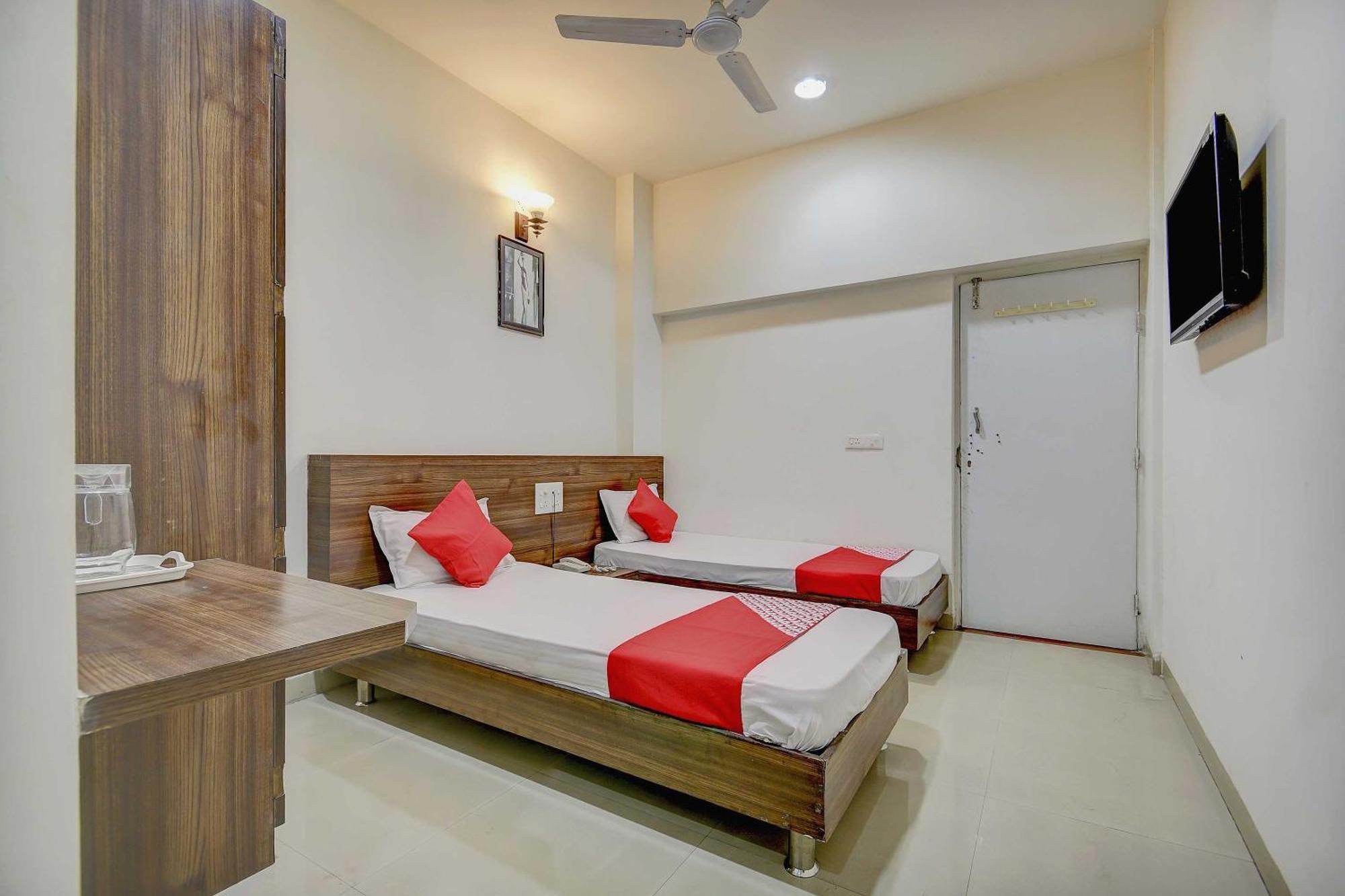 Hotel O Plus Corporate One Khapa  外观 照片