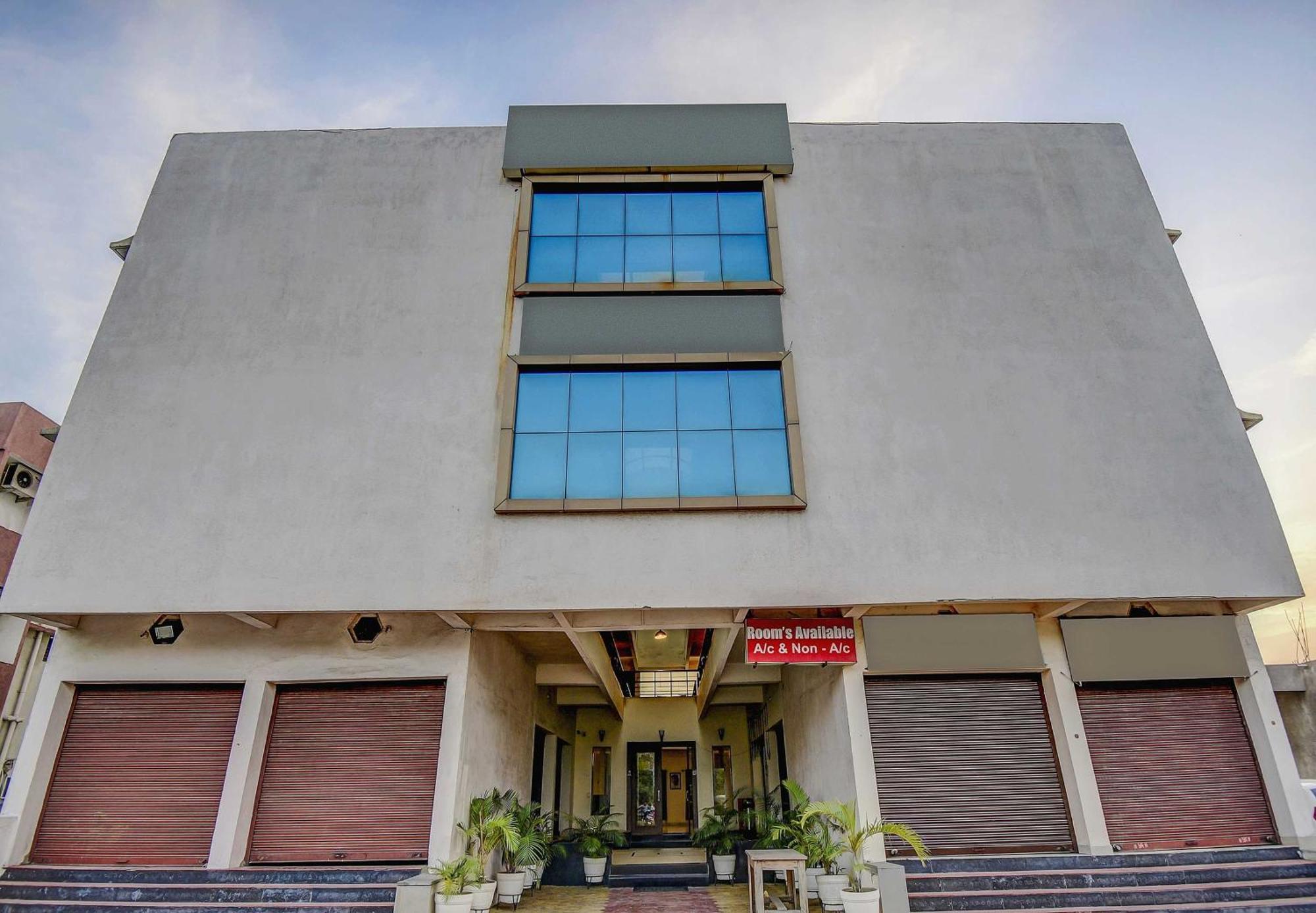 Hotel O Plus Corporate One Khapa  外观 照片