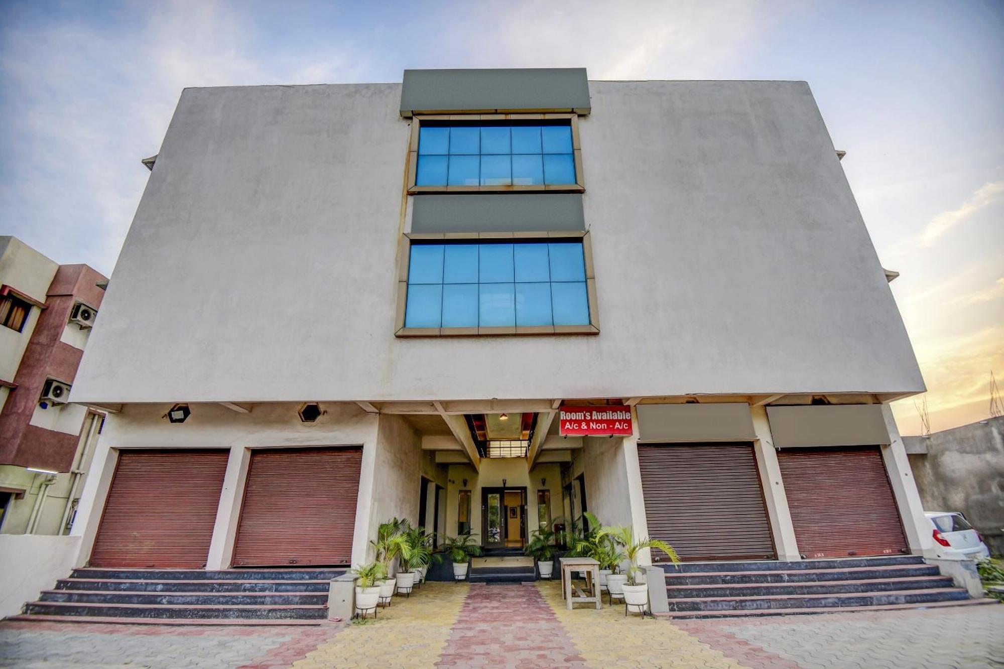 Hotel O Plus Corporate One Khapa  外观 照片